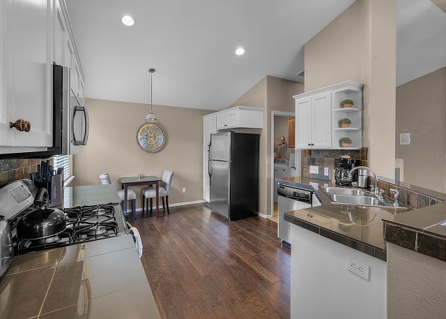 Dog Friendly ~ SW Bend Home Close to Old Mill ~ Soaking Tub ~ Fireplace 10