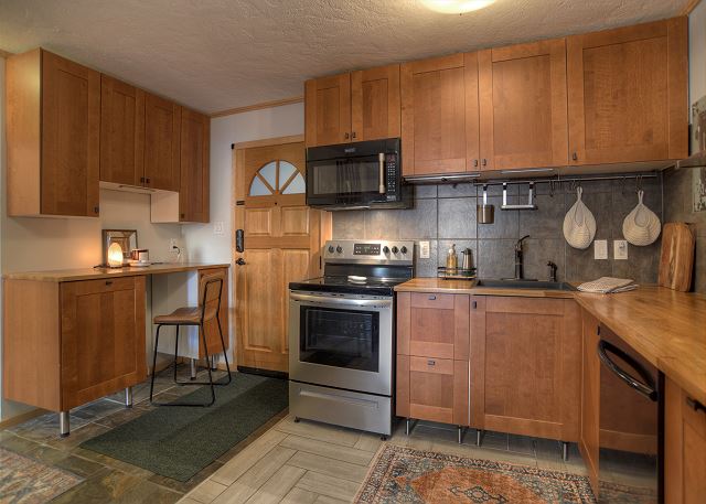 Cozy Bear Den (#109) | Close to Lifts, Fireplace, Patio, No Stairs, Hot Tub 2