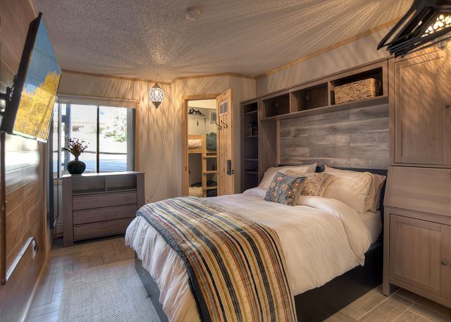 Cozy Bear Den (#109) | Close to Lifts, Fireplace, Patio, No Stairs, Hot Tub 4