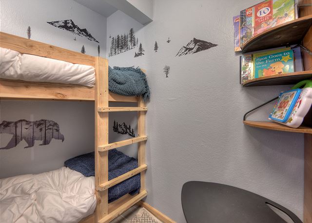 Cozy Bear Den (#109) | Close to Lifts, Fireplace, Patio, No Stairs, Hot Tub 5