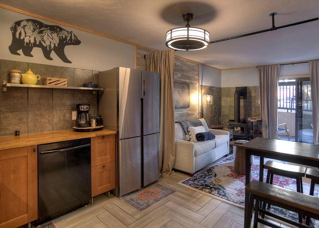 Cozy Bear Den (#109) | Close to Lifts, Fireplace, Patio, No Stairs, Hot Tub 8