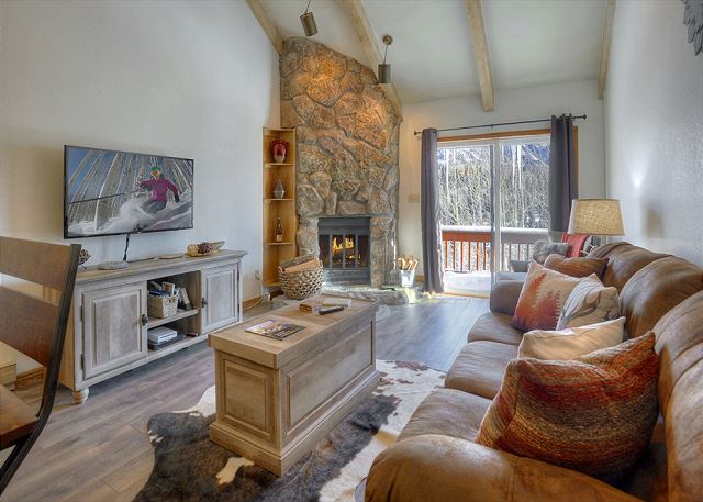 Cascade Village/ Deck w/ Mountain Views/ Heated Pool