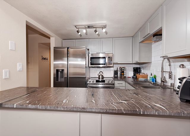 Hillside Hideaway | By FLC, Town, Trails&Golf - Pool & HotTub - Ferringway#17 9