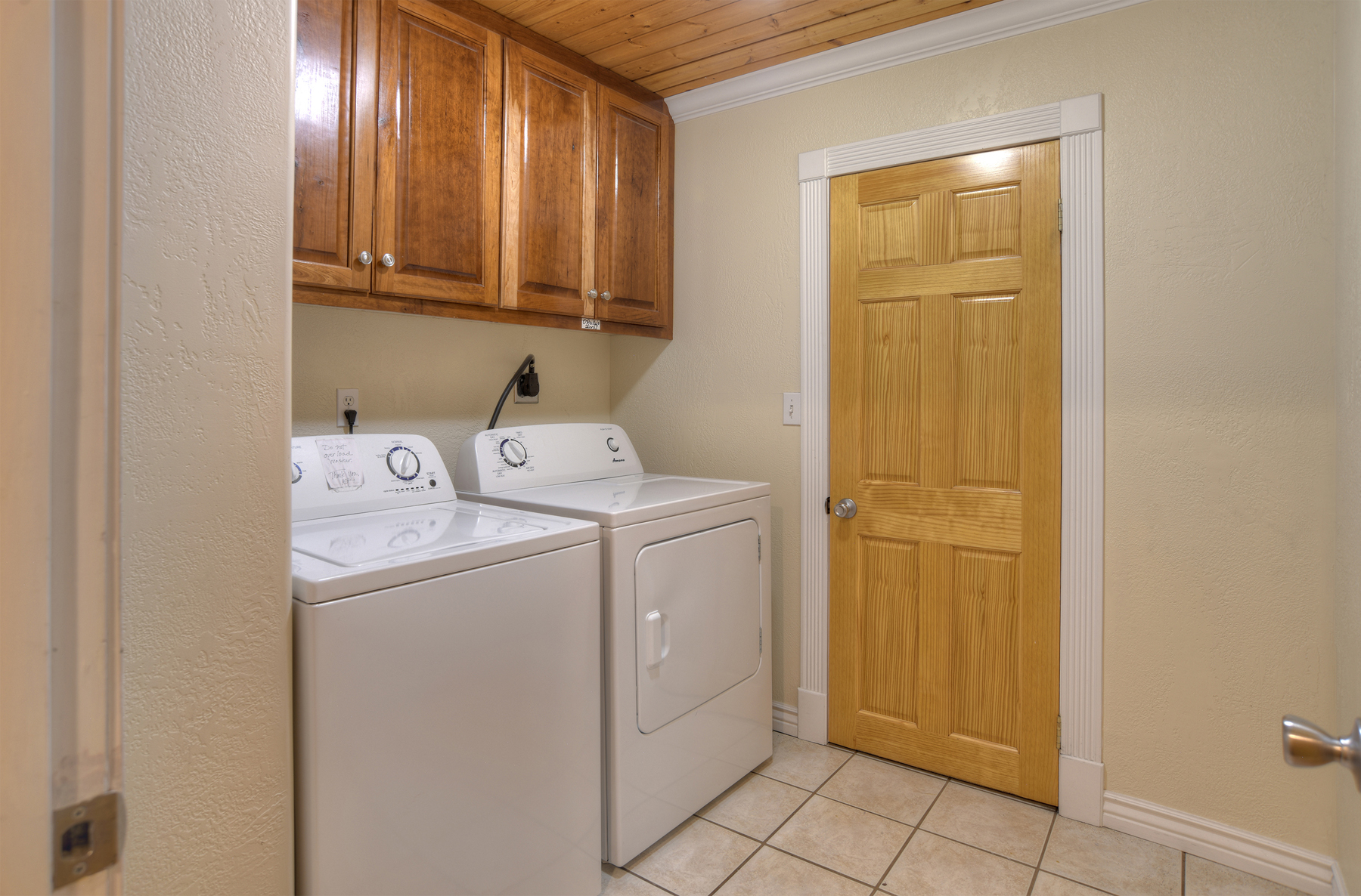 Full size washer/dryer (Laundry Detergent provided)