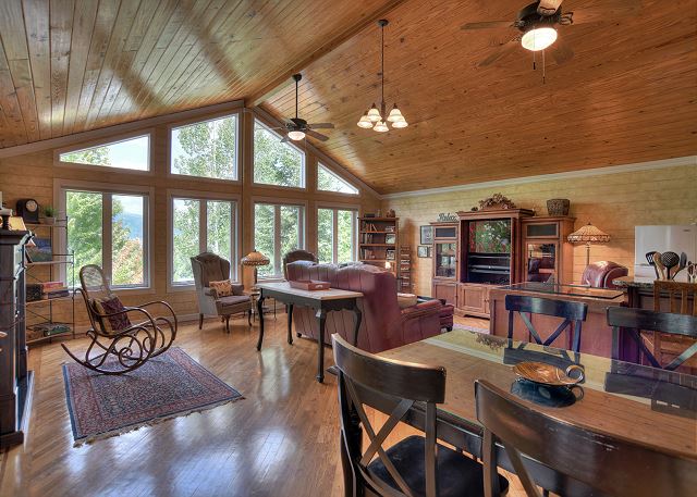 Updated home with views near downtown Durango - Hot Tub, AC & Yard