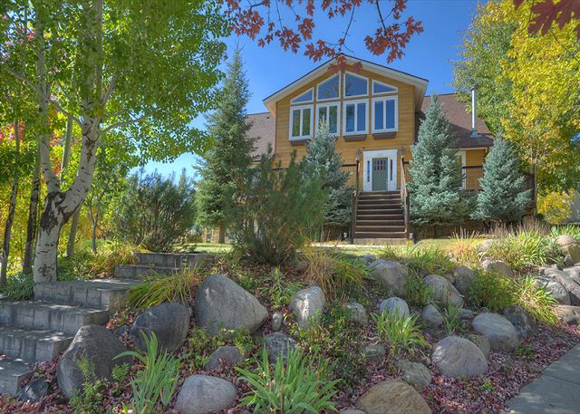 Updated home with views near downtown Durango - Hot Tub and Yard