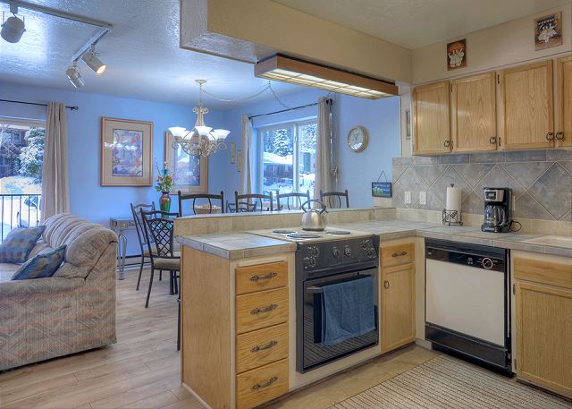 Powder Paradise (#101) | Walk to Ski Lift - Fireplace/Deck - Ski Locker 4