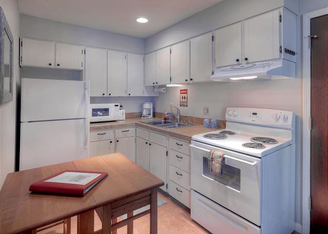 Cozy Getaway (#103) | Resort Access, Full Kitchen, Walk to Lift, Ground Level 7