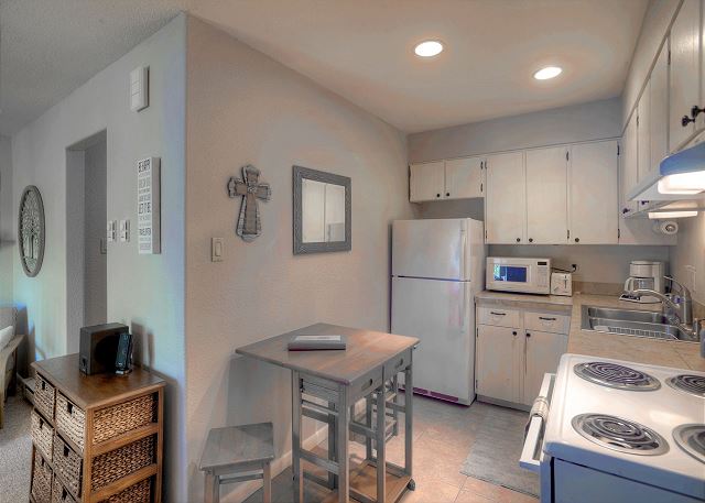 Cozy Getaway (#103) | Resort Access, Full Kitchen, Walk to Lift, Ground Level 6