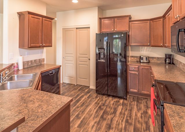 30+ day rental in Bend w/ private hot tub ~ Fireplace! Close to Old Mill! 6