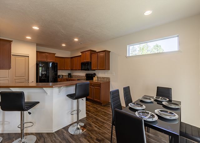 30+ day rental in Bend w/ private hot tub ~ Fireplace! Close to Old Mill! 5