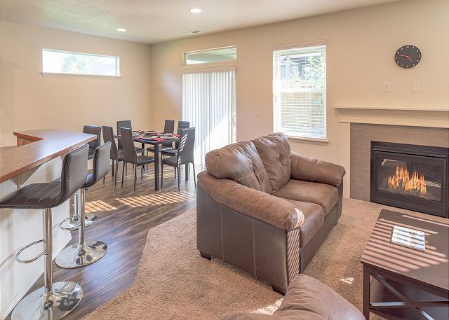 30+ day rental in Bend w/ private hot tub ~ Fireplace! Close to Old Mill! 4