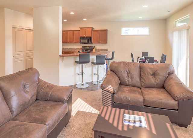 30+ day rental in Bend w/ private hot tub ~ Fireplace! Close to Old Mill! 3