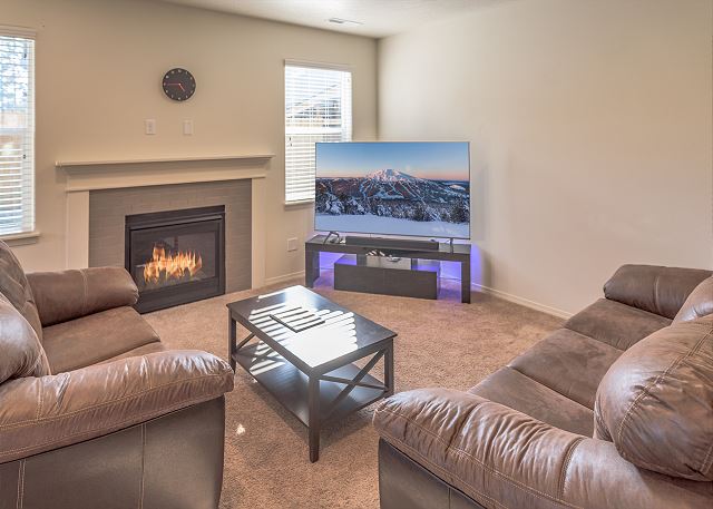 30+ day rental in Bend w/ private hot tub ~ Fireplace! Close to Old Mill! 8