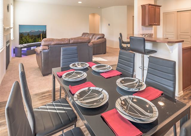 30+ day rental in Bend w/ private hot tub ~ Fireplace! Close to Old Mill! 10