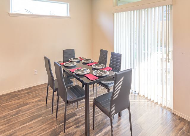 30+ day rental in Bend w/ private hot tub ~ Fireplace! Close to Old Mill! 9