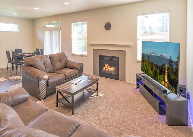 30+ day rental in Bend w/ private hot tub ~ Fireplace! Close to Old Mill! 2