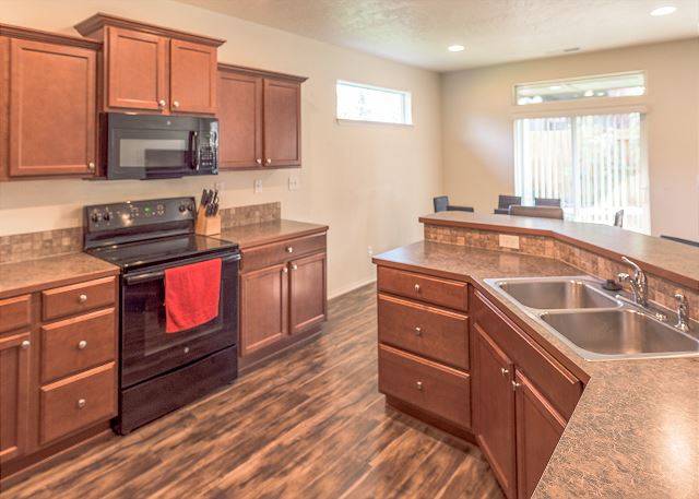 30+ day rental in Bend w/ private hot tub ~ Fireplace! Close to Old Mill! 7