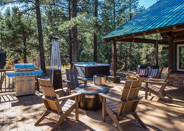 Pet Friendly Cabin with Hot Tub Views, Deck, Fire Pit - 14 Minutes to Purg 2