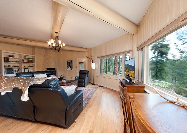 Pet Friendly Cabin with Hot Tub Views, Deck, Fire Pit - 14 Minutes to Purg 9