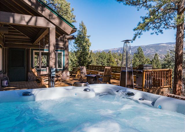 Pet Friendly Cabin with Hot Tub Views, Deck, Fire Pit - 14 Minutes to Purg 3