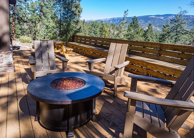 Pet Friendly Cabin with Hot Tub Views, Deck, Fire Pit - 14 Minutes to Purg 4
