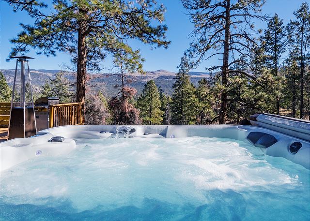 Three Pet Friendly cabins on 3.5 Acres - Hot Tub/Views - 14 minutes to Purg 7