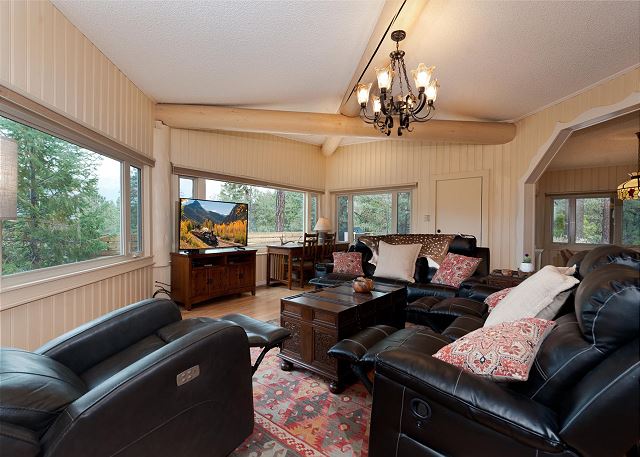 Three Pet Friendly cabins on 3.5 Acres - Hot Tub/Views - 14 minutes to Purg 10