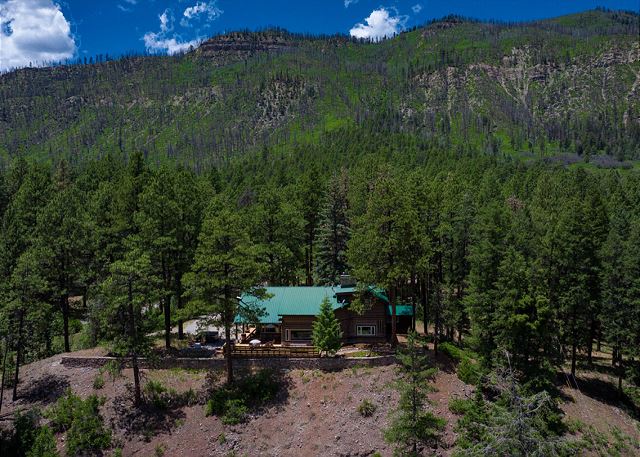 Three Pet Friendly cabins on 3.5 Acres - Hot Tub/Views - 14 minutes to Purg 8