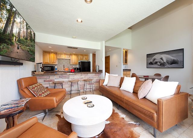 Mid Century Modern Condo - Deck with Great Views - Heated Pool 5