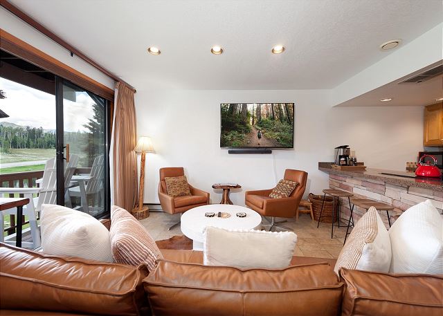 Mid Century Modern Condo - Deck with Great Views - Heated Pool 4