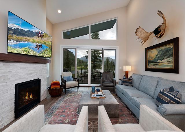 Townhome across from Purg- Hot Tub, Fire Pit, Arcade Game - Views/Shuttle 7