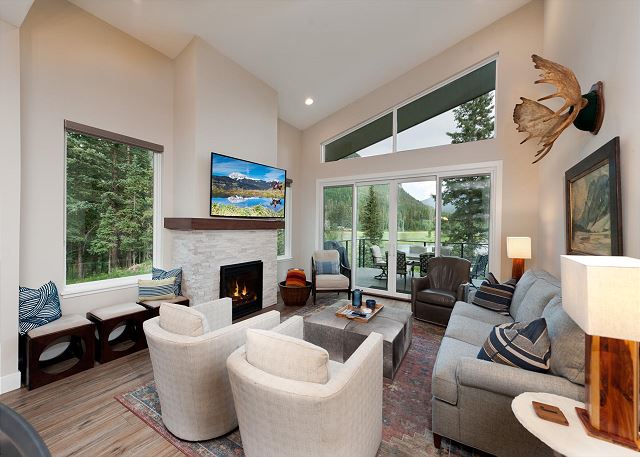 Townhome across from Purg- Hot Tub, Fire Pit, Arcade Game - Views/Shuttle 5