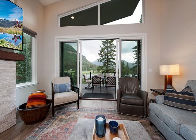 Townhome across from Purg- Hot Tub, Fire Pit, Arcade Game - Views/Shuttle 8