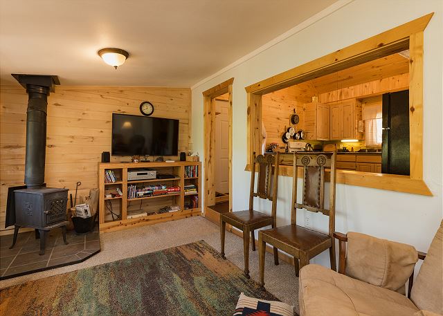 NellieMay Cabin | Short Walk to the Lake, Porch, Grill, Gas Firepit, Dogs OK 5