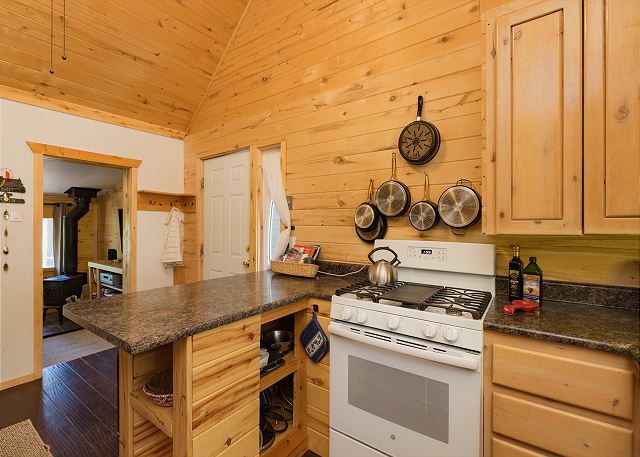 NellieMay Cabin | Short Walk to the Lake, Porch, Grill, Gas Firepit, Dogs OK 7