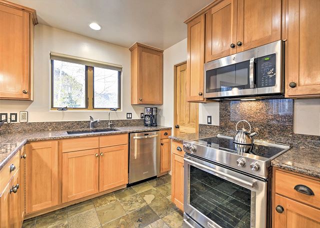 Luxury End Unit Townhome - Easy Access to Slopes - Views/Huge Deck 9