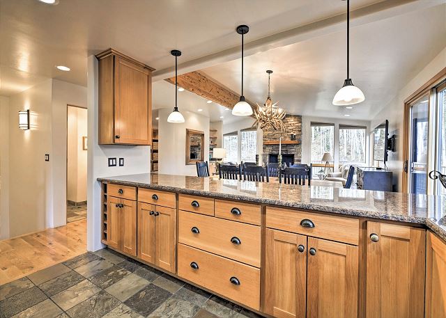 Luxury End Unit Townhome - Easy Access to Slopes - Views/Huge Deck 10