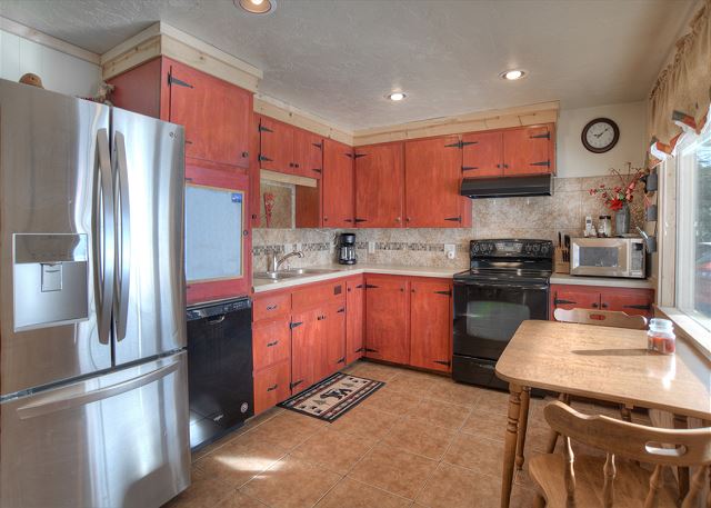 Family Friendly Cabin - Near Downtown Creede - Shuffleboard 4