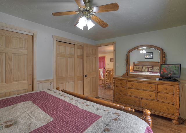 Family Friendly Cabin - Near Downtown Creede - Shuffleboard 9