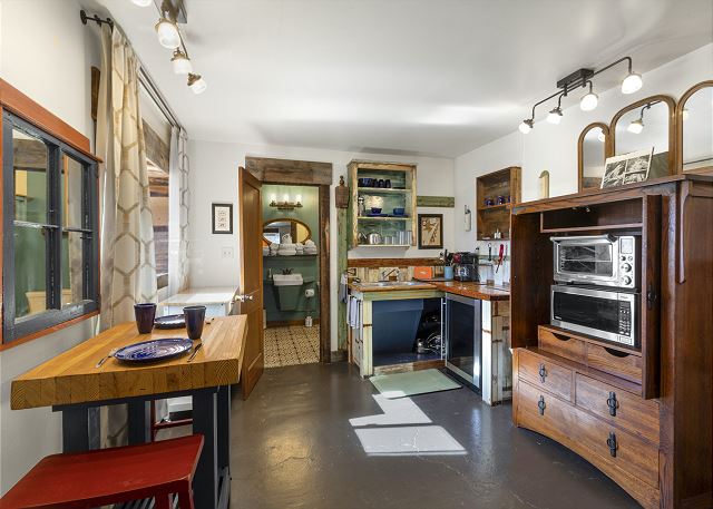 Spacious Studio Apartment - Walkable to Historic Downtown Creede 3