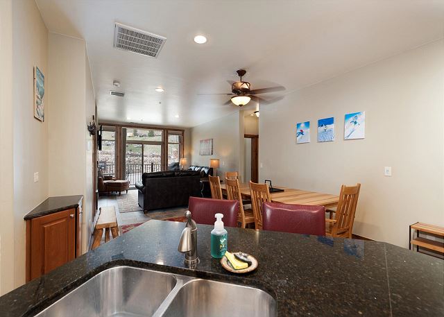 Peregrine Point Condo by Main Plaza - Walk to Slopes 4