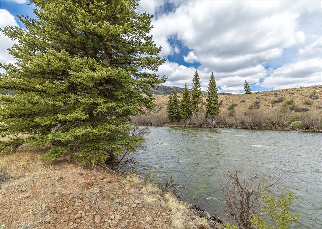 Custom Log Home-Pet-Friendly-Rio Grande River Access-Breathtaking Views 2