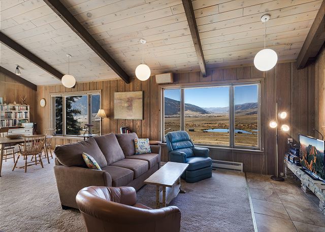 Spacious Retro Mountain Getway - ATV Parking - Amazing Views 3