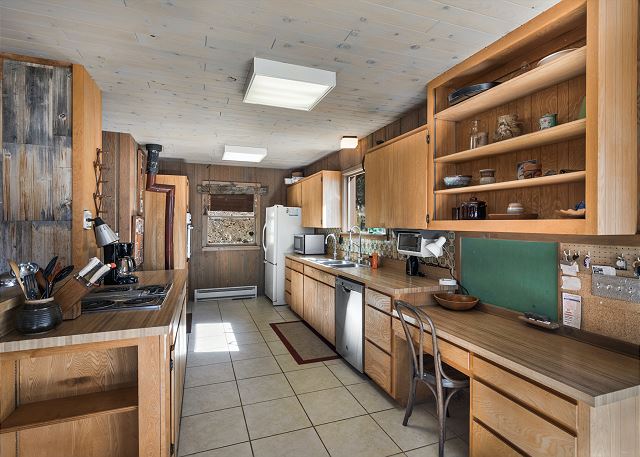 Spacious Retro Mountain Getway - ATV Parking - Amazing Views 9