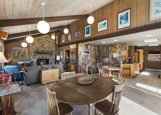 Spacious Retro Mountain Getway - ATV Parking - Amazing Views 8