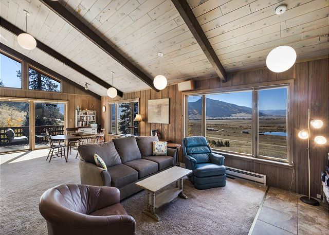 Spacious Retro Mountain Getway - ATV Parking - Amazing Views 4