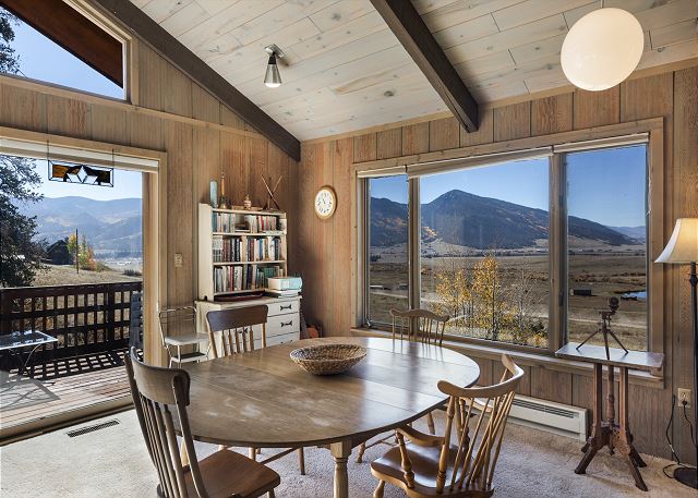 Spacious Retro Mountain Getway - ATV Parking - Amazing Views 7