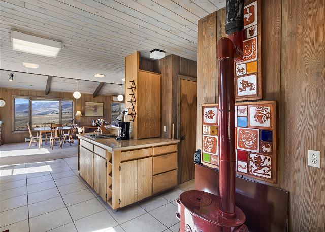 Spacious Retro Mountain Getway - ATV Parking - Amazing Views 10