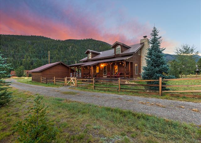 Mountain Modern Cabin - 25 Mins to Wolf Creek Ski Area - Dogs Welcome!